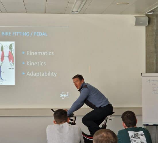 Bjørn Toft, physiothérapeute à martigny et finhaut, donnant un discours sur le bike fitting à l'UCI Aigle