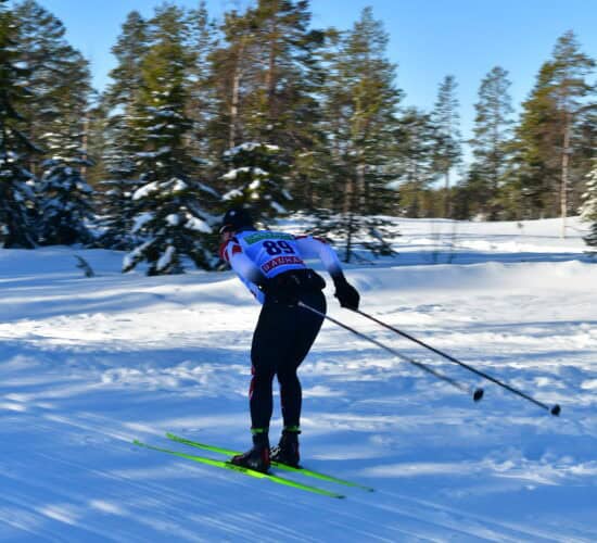 Bjørn Toft, physiothérapeute à Martigny et Finhaut en pleine course dans un compétition ski de fond dans le pro-tour des longues distances en Suède 2024 | PHYSIONRJ