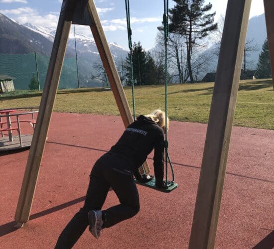 Physio à Martigny | Karin montrait des exercises pendant le COVID