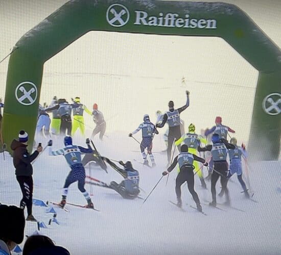 Bjørn evitait à peine une grande chute dans une course de ski de fond dans les dolomites