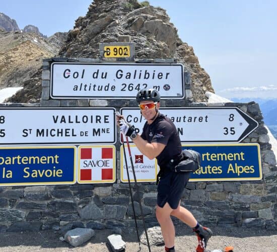 Bjørn Toft, physiothérapeute à Martigny en ski roulette sur le col de Galibier pendant son course individuelle "Chamonix à Nice"