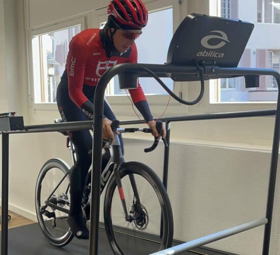 Simon Pellaud s'échauffent dedans pendant l'hiver 2023 sur le grand tapis de course chez PHYSIONRJ à Martigny